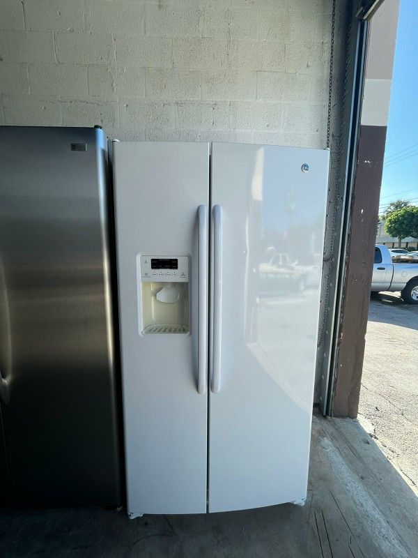 Refrigerator GE 36 Inch Great Condition