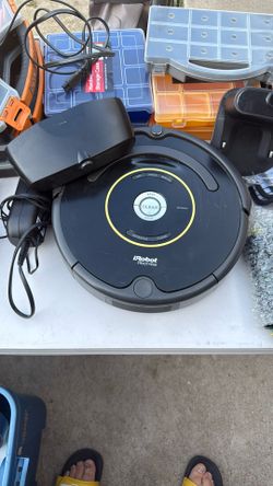 ROOMBA - iRobot vacuum with a lot of parts and a second vacuum for parts
