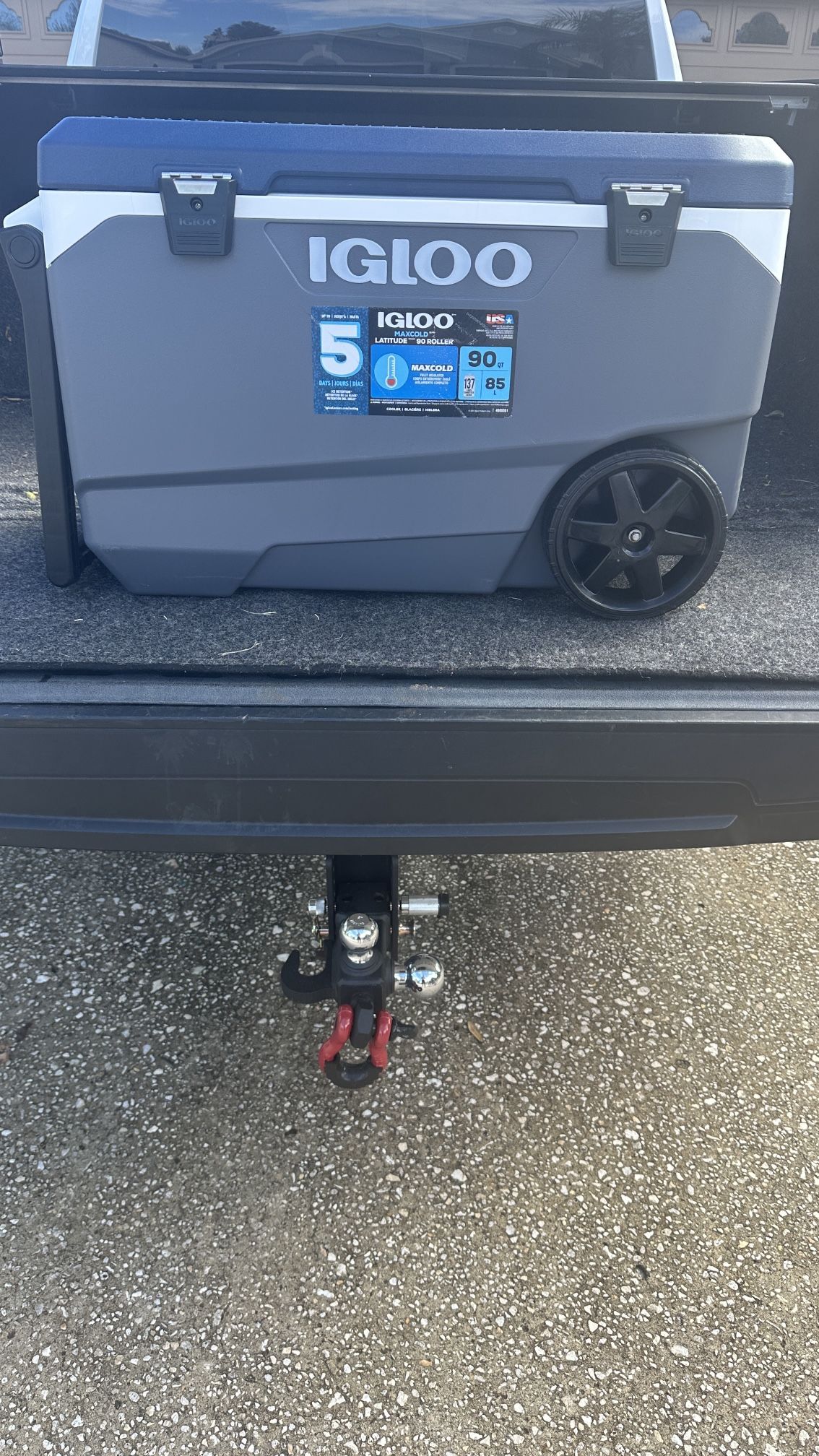 Igloo Latitude 137 Cans 90 Quart Rolling Cooler Grey Polyethylene Tow Handle Tailgate Party BBQ Beach Camping Food Drink Cold Cooler