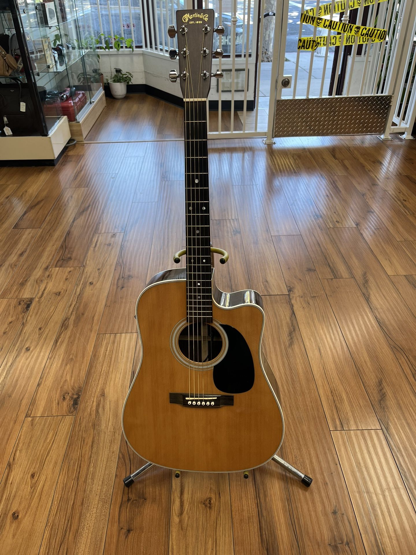 TAYLOR DC-28E ACOUSTIC GUITAR IN GOOD WORKING CONDITION, WITH HARDSHELL CASE