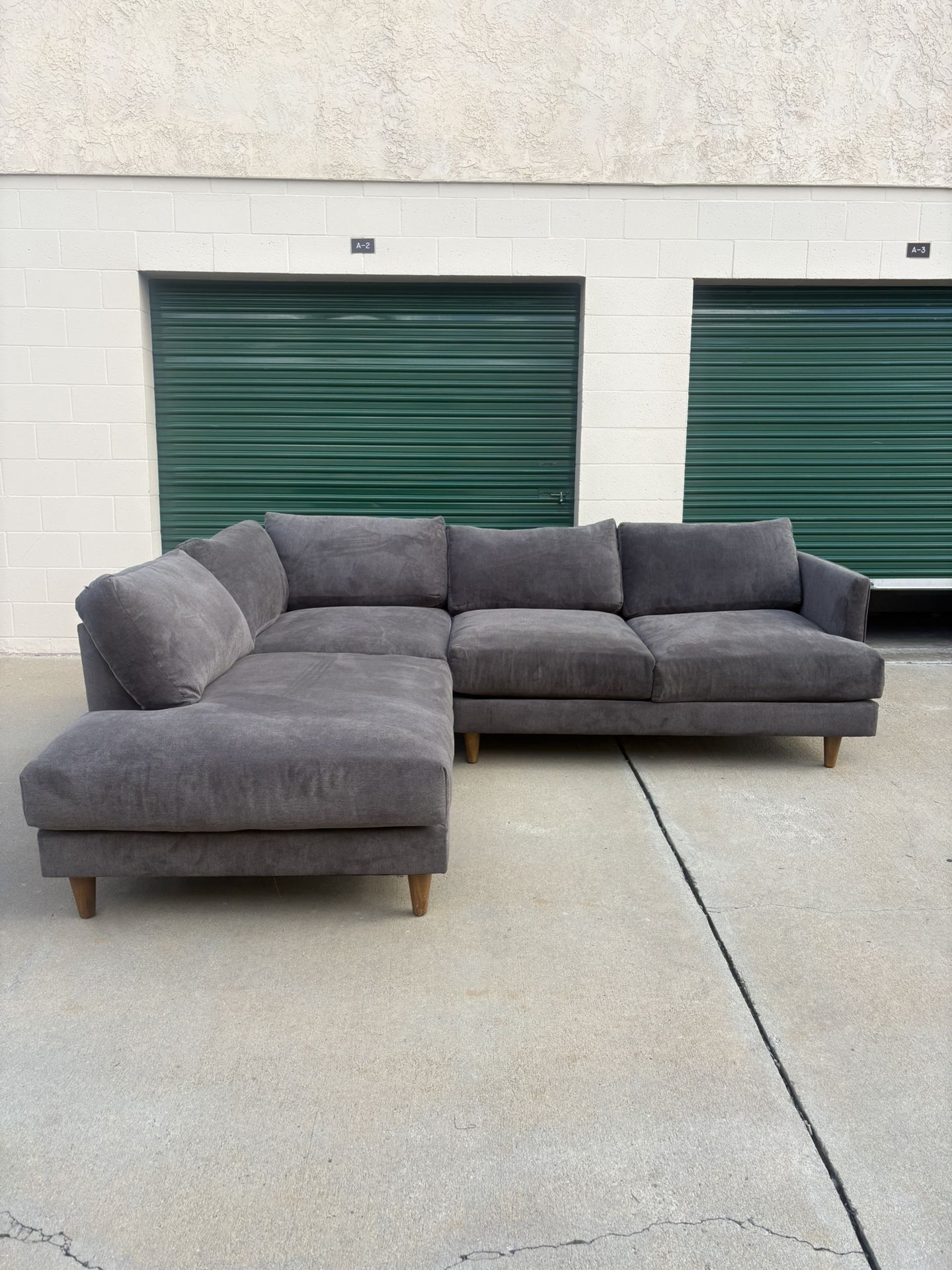Living Spaces Midcentury Sectional 🛻Delivery Available🛻