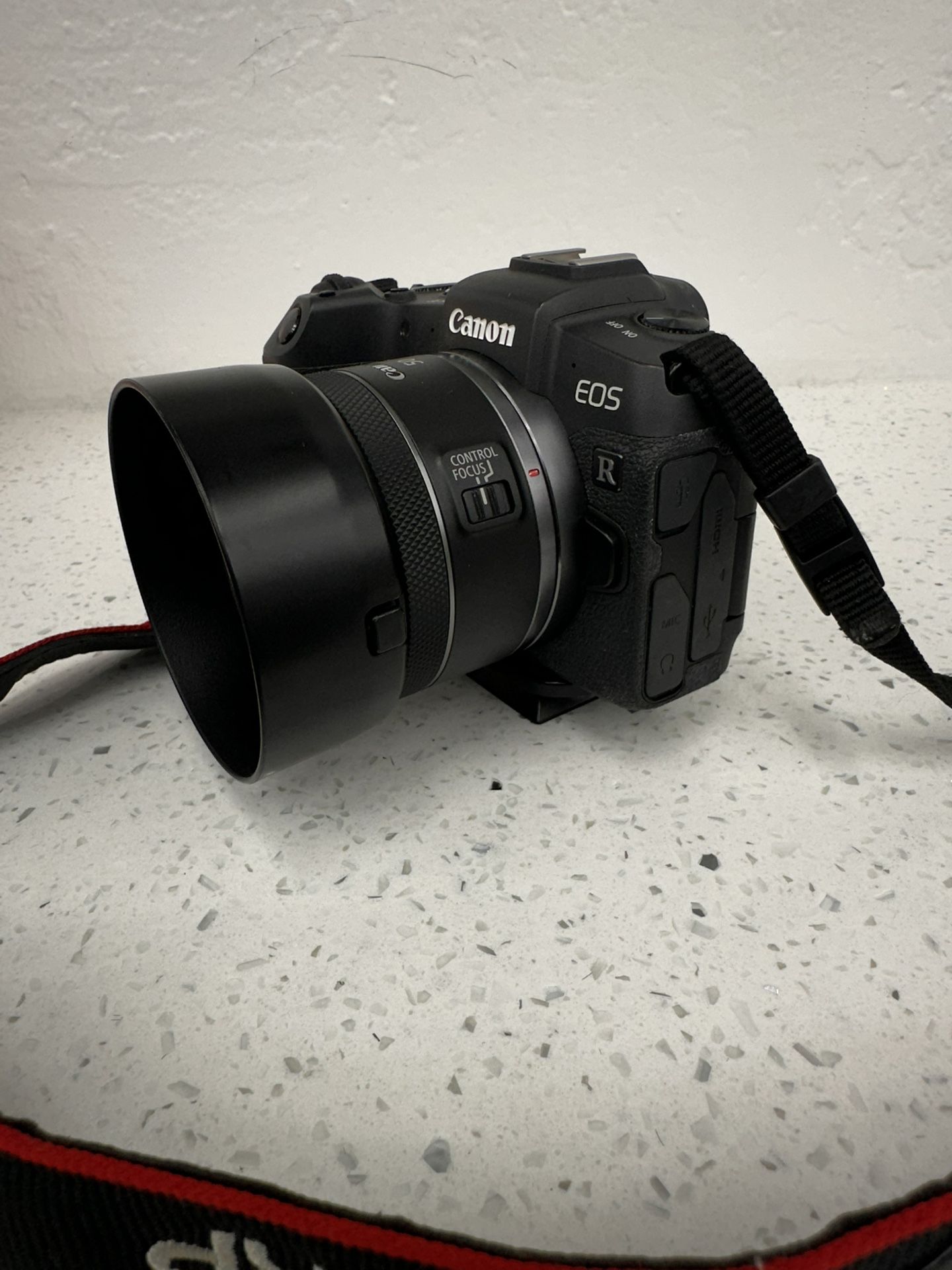 Canon RP 50mm 0.3m/0.98ft + 24-105mm Lense
