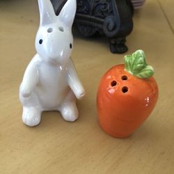 Easter salt and pepper shaker 