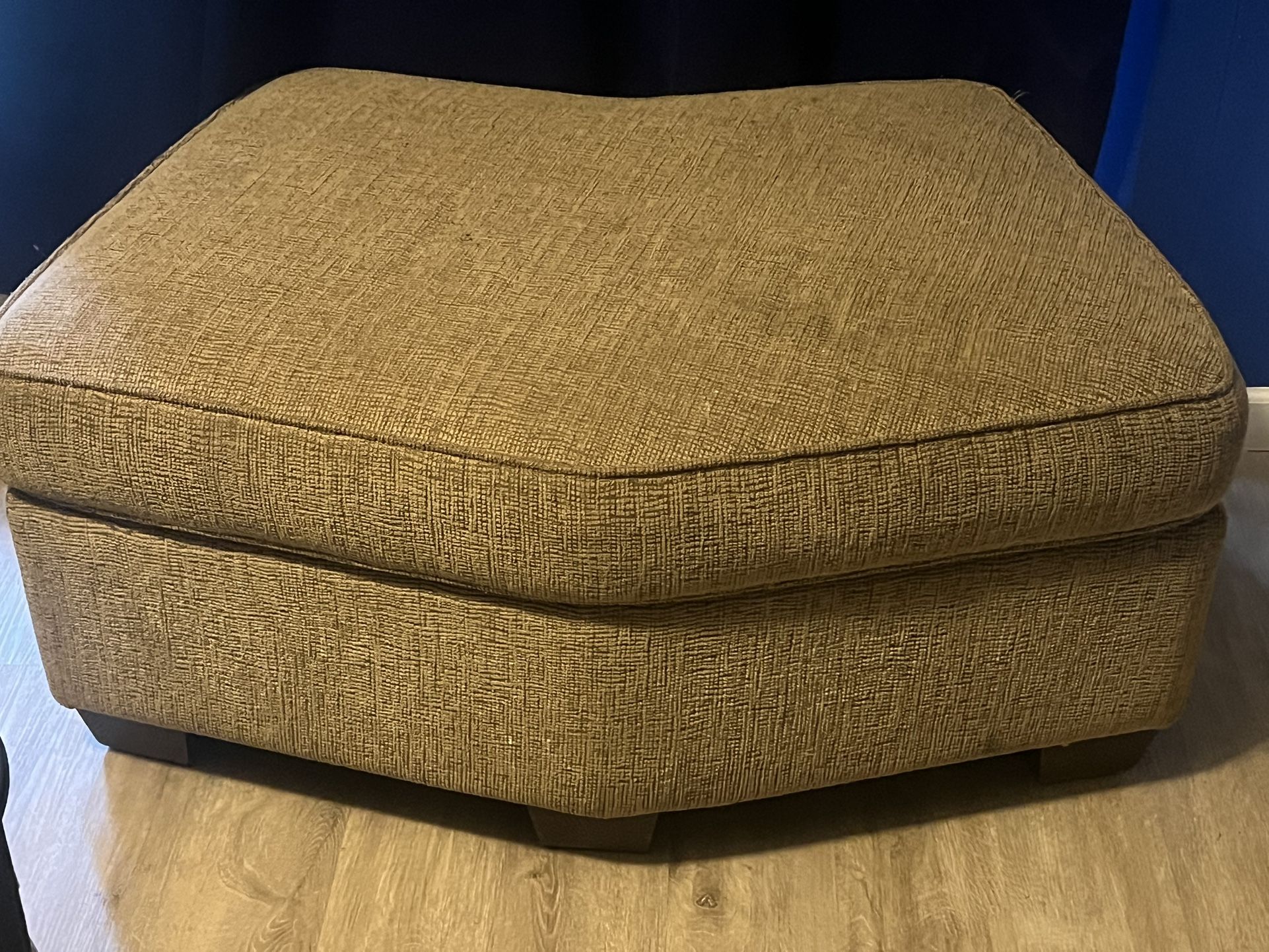 Sofa Center Piece With Wheels