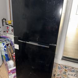10.1 cu. ft. Top Freezer Refrigerator in Black