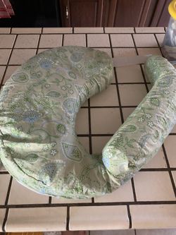 Portable nursing pillow