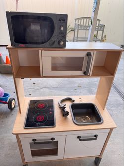 Play kitchen plus microwave