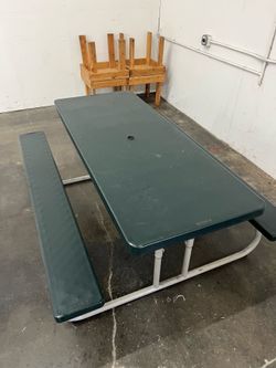 Picnic table