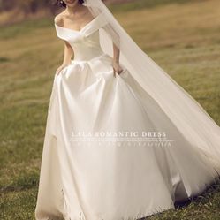 (Korean style) Off-shoulder wedding dress