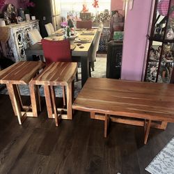 Se Vende Este Juego De Mesas Para Sofás 2 Para Los Lados Yla Caffe Table En Muy Buen Estado