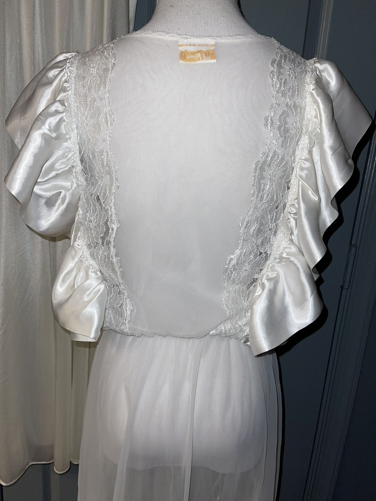 Val Mode Vintage Nylon Lace, Waffles Satin Trim Ivory Nightgown & Robe Set .
