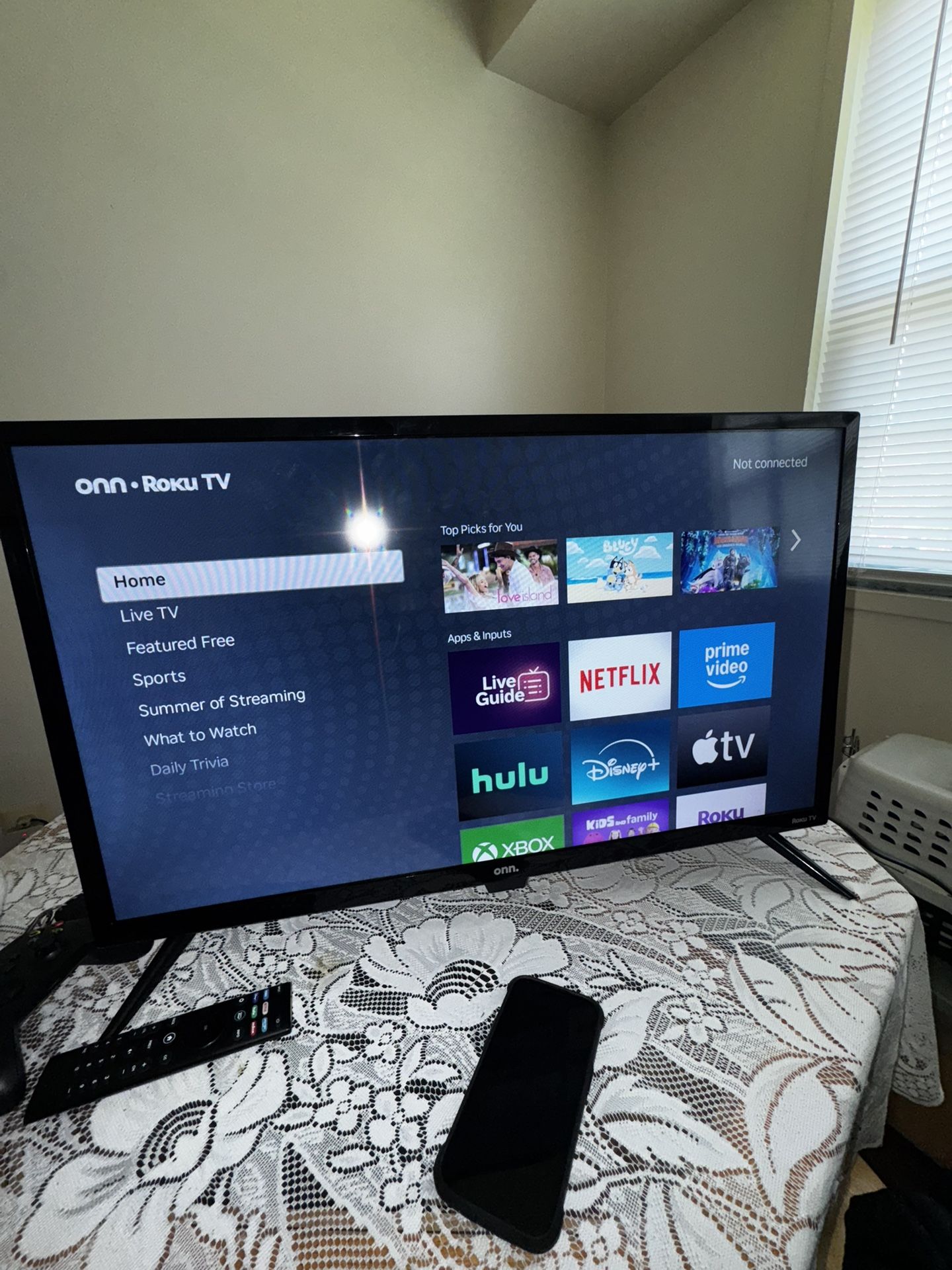 32” ONN Roku Smart TV 4K Ultra HDR LED