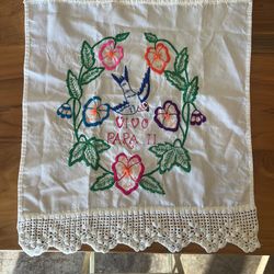 Hand embroidered delicate tea towel. “Vivo para ti”