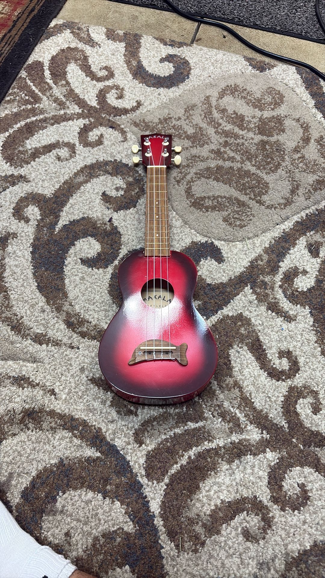 Makala Ukulele: Dolphin Red Burst