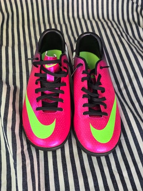 NIKE Mercurial Victory Cleat 4 Fireberry Pink IC GS Indoor 555646-635 Size 7