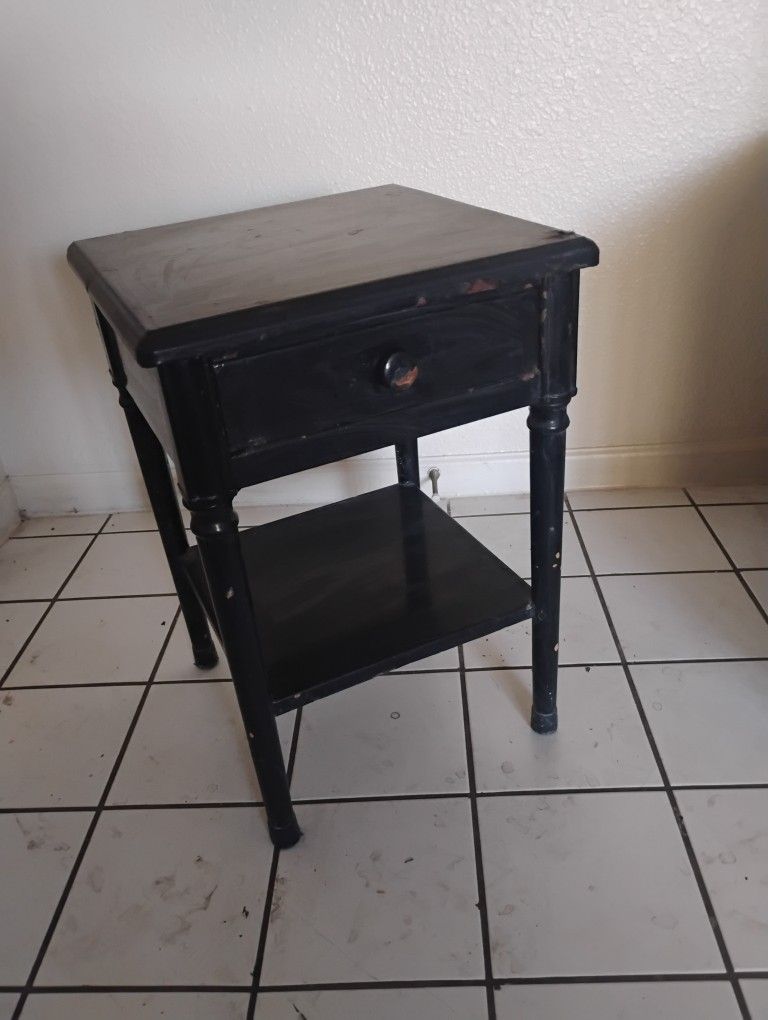 Black End Table w/a Drawer & Shelving Space 