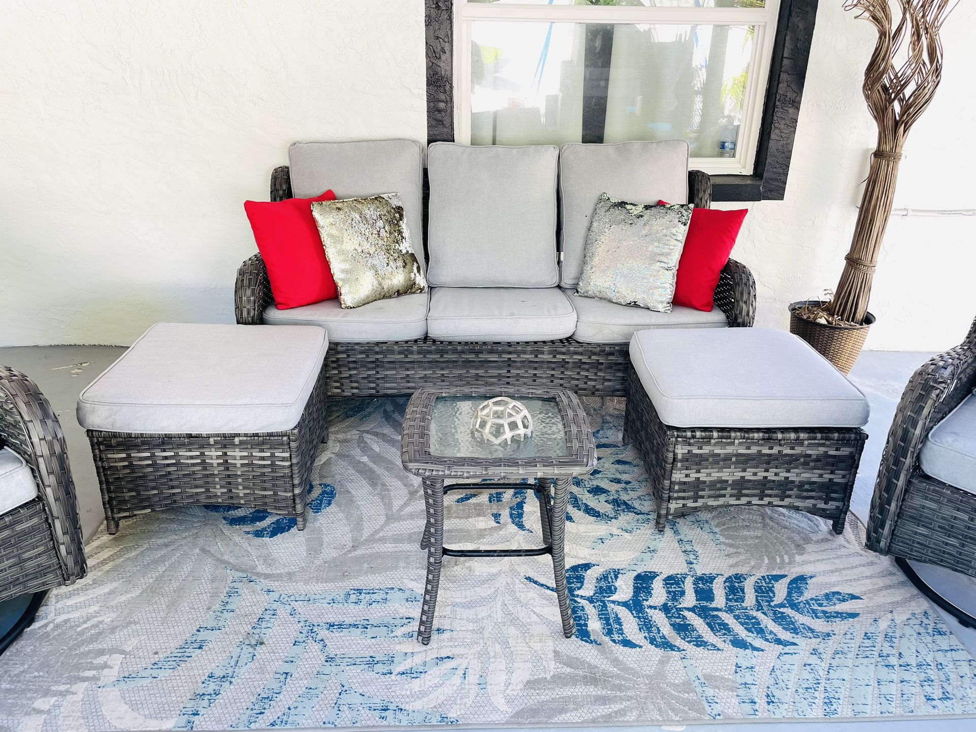 OUTDOOR PATIO FURNITURE WICKER SET OTTOMAN AND TABLE