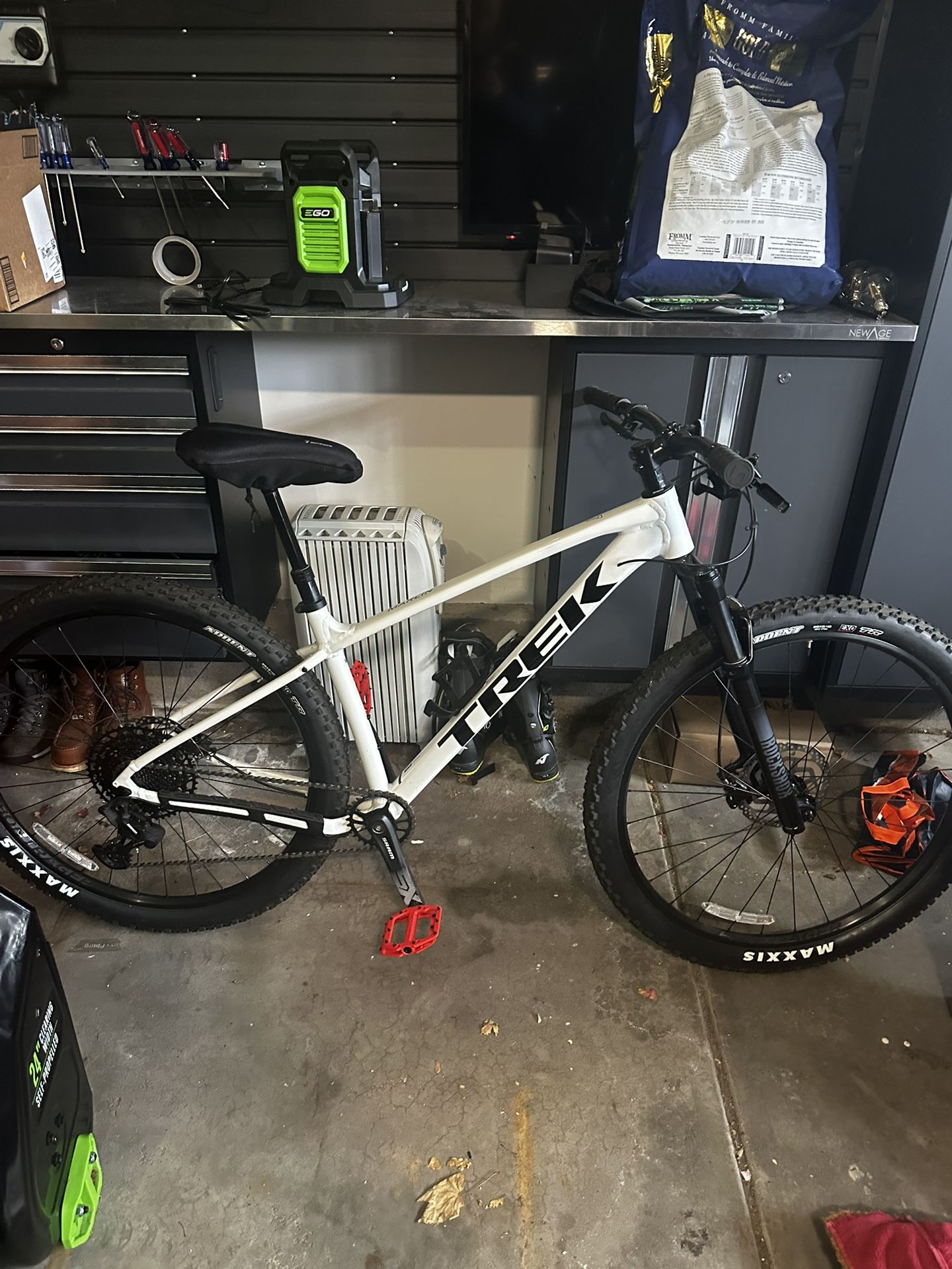 Trek Marlin 7 Gen 3 Crystal White