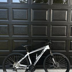 Specialized Hardrock Mountain Bike 27.5”