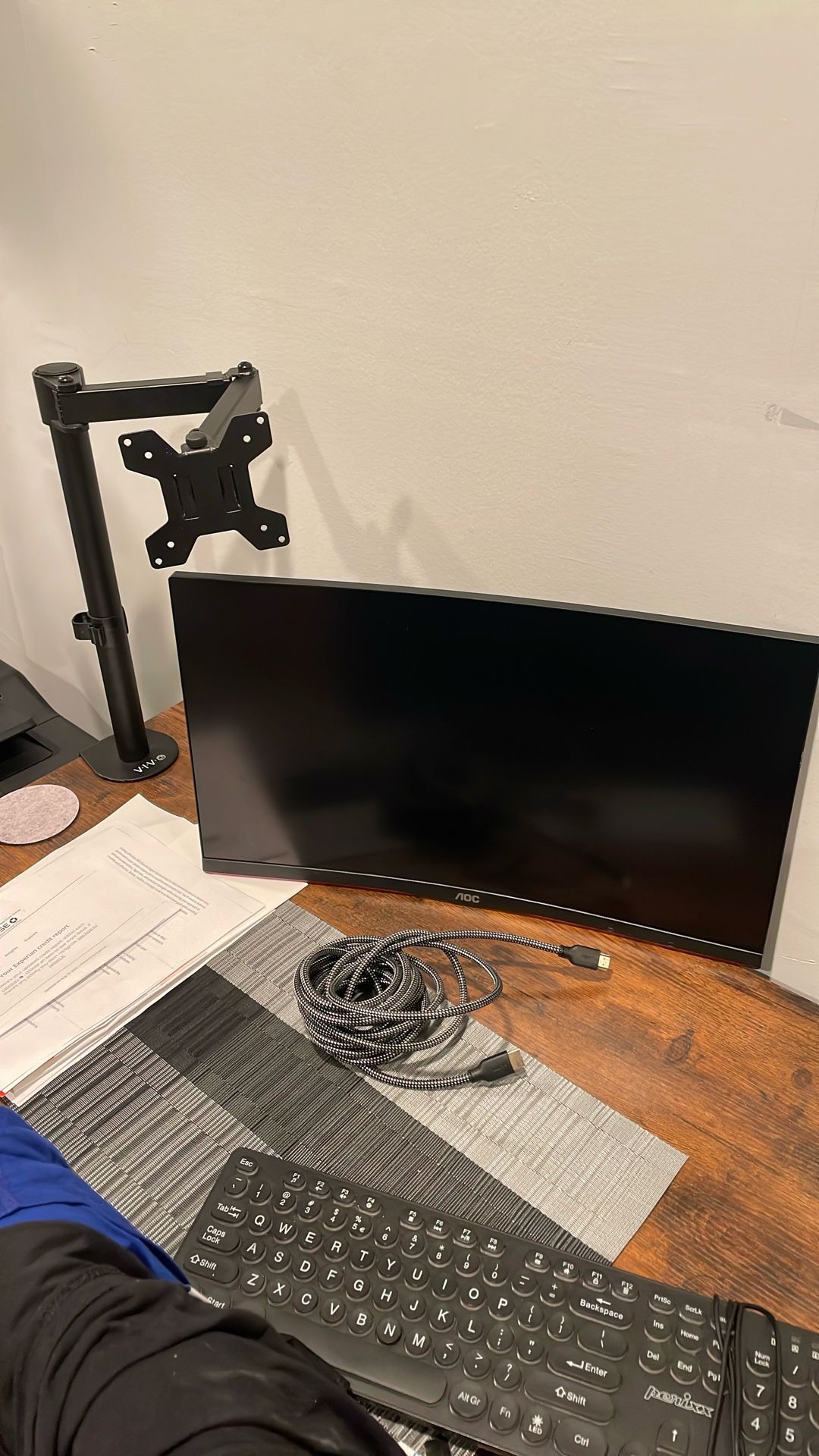 AOC Curved monitor HDMI HD With Desk Arm