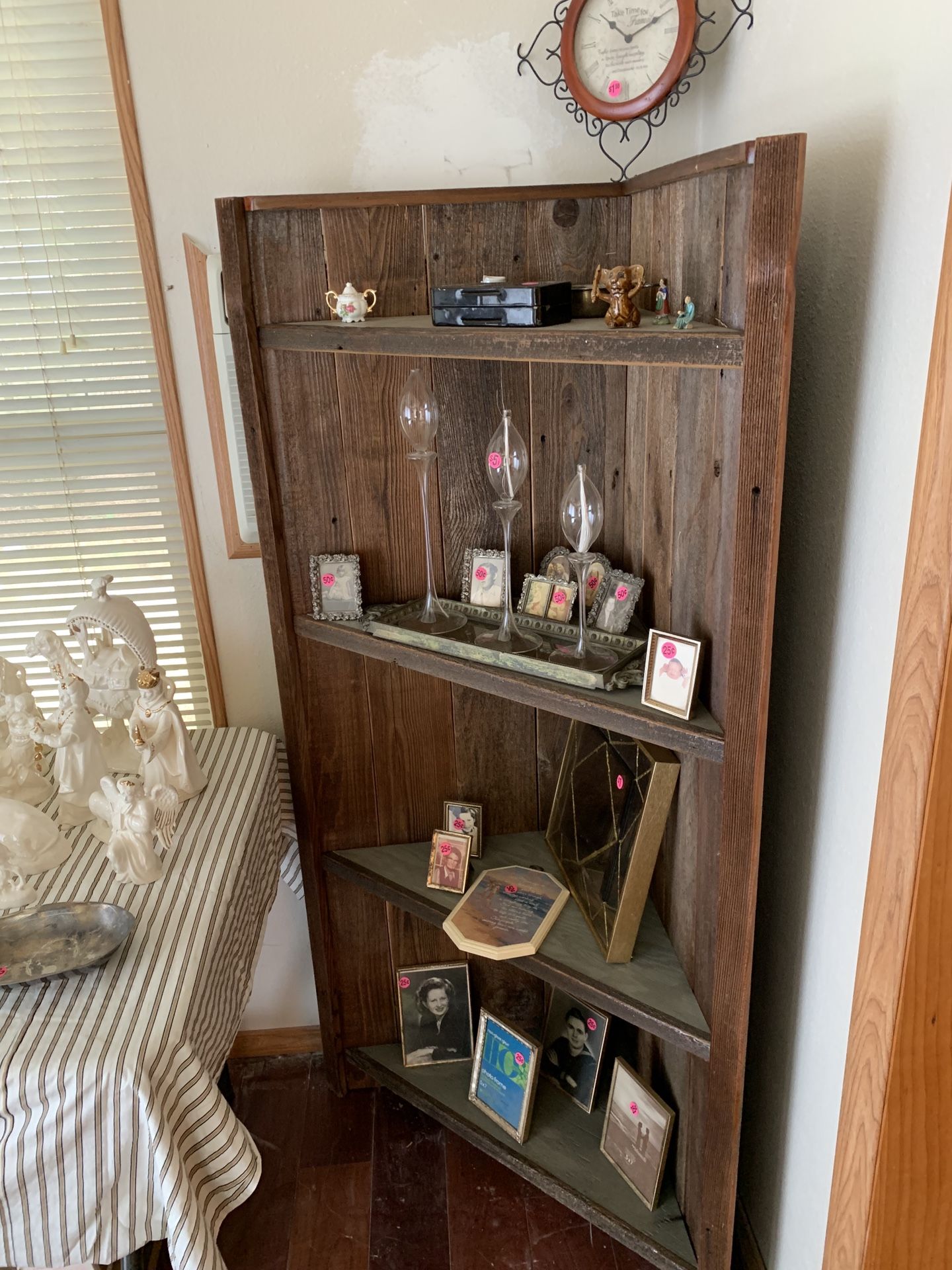 Corner display shelf