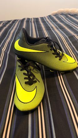 Boys soccer cleats size 4Y $15