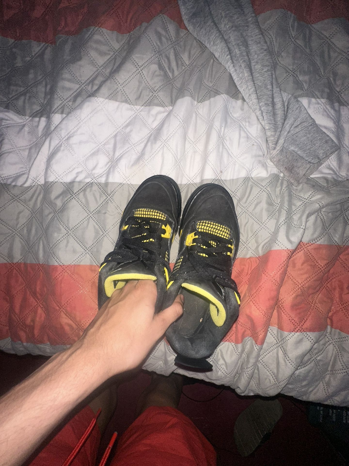 Used Jordan retro 4 Yellow Thunder Size 7 WOMENS