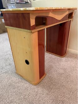 Nail desk