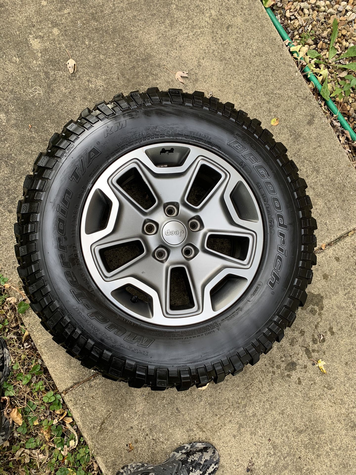 Jeep Rubicon tire and Wheel. 255/75R17