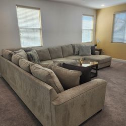 Benchcraft® Ardsley 5-Piece Sectional With Chaise