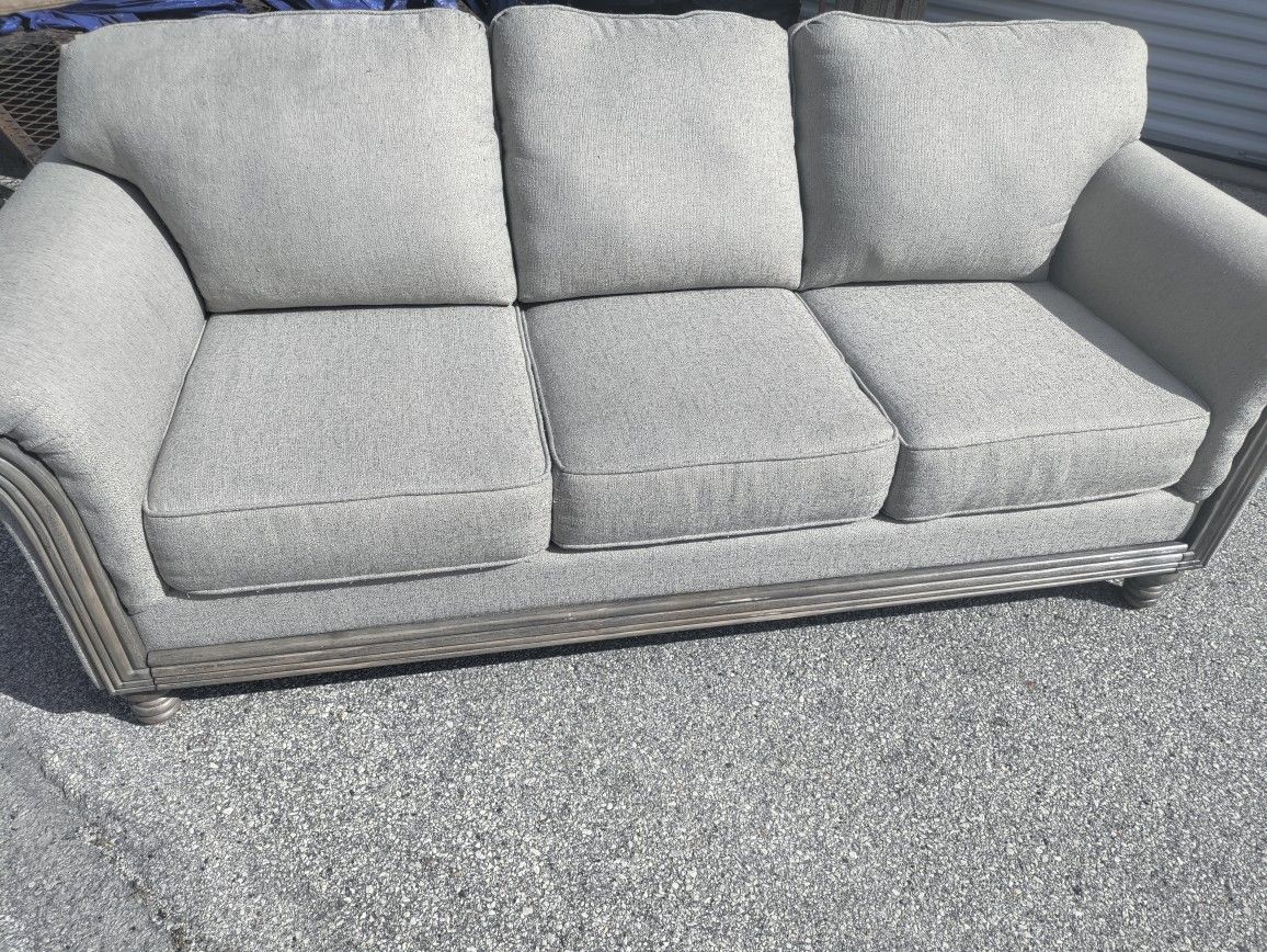 Very Nice Couch $40 Delivery Milwaukee,!!