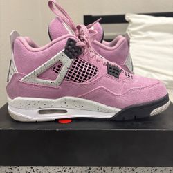 Nike Air Jordan 4  Woman’s 7.5