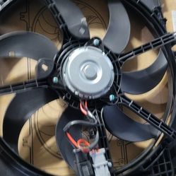 2012 -----2019 Nissan Versa Radiator Fan