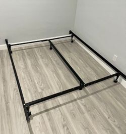 QUEEN / FULL/ CAL KING/ KING SIZE METAL BED FRAME (LIKE NEW)  (VERY STURDY)