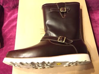 Brand New in the Box! 100% Authentic UGG Australia Men’s Boots Size 18, Vibram Outsoles. Keep your feet warm in this cold weather!