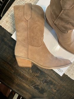 Women’s cowgirl boots