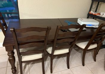 Dinning room table