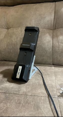 INSIGNIA XBOX ONE Dual Controller Charger Charging Station