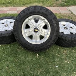 Stock 18 Chevy Silverado $600 llantas 275 65 18 En Buenas Condiciones 