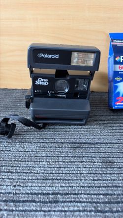 he selected item is a vintage Polaroid OneStep 600 Instant Film Camera.
