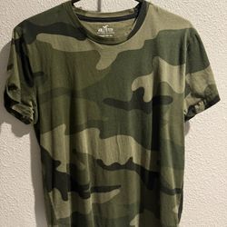 Hollister "Must-Have Collection" Curved Hem Tee in a classic green woodland camouflage print