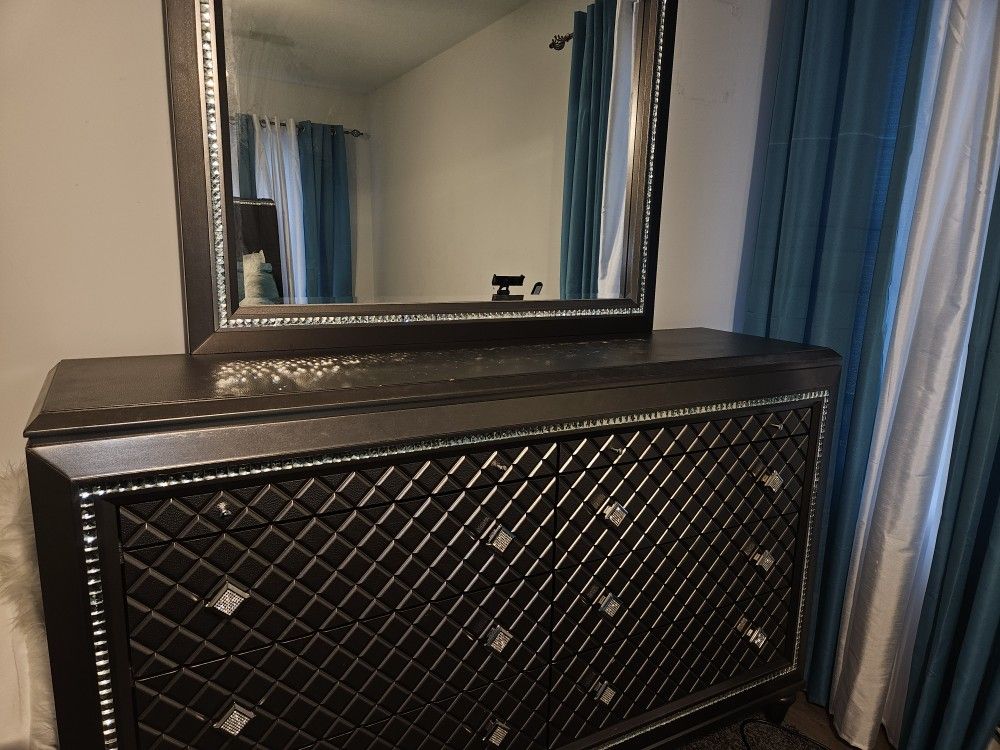 Queen Set Bedroom