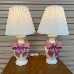 Vintage Ceramic pair of lamps with pink Bow/par de lampas antiguas de ceramic con moño Rosa 