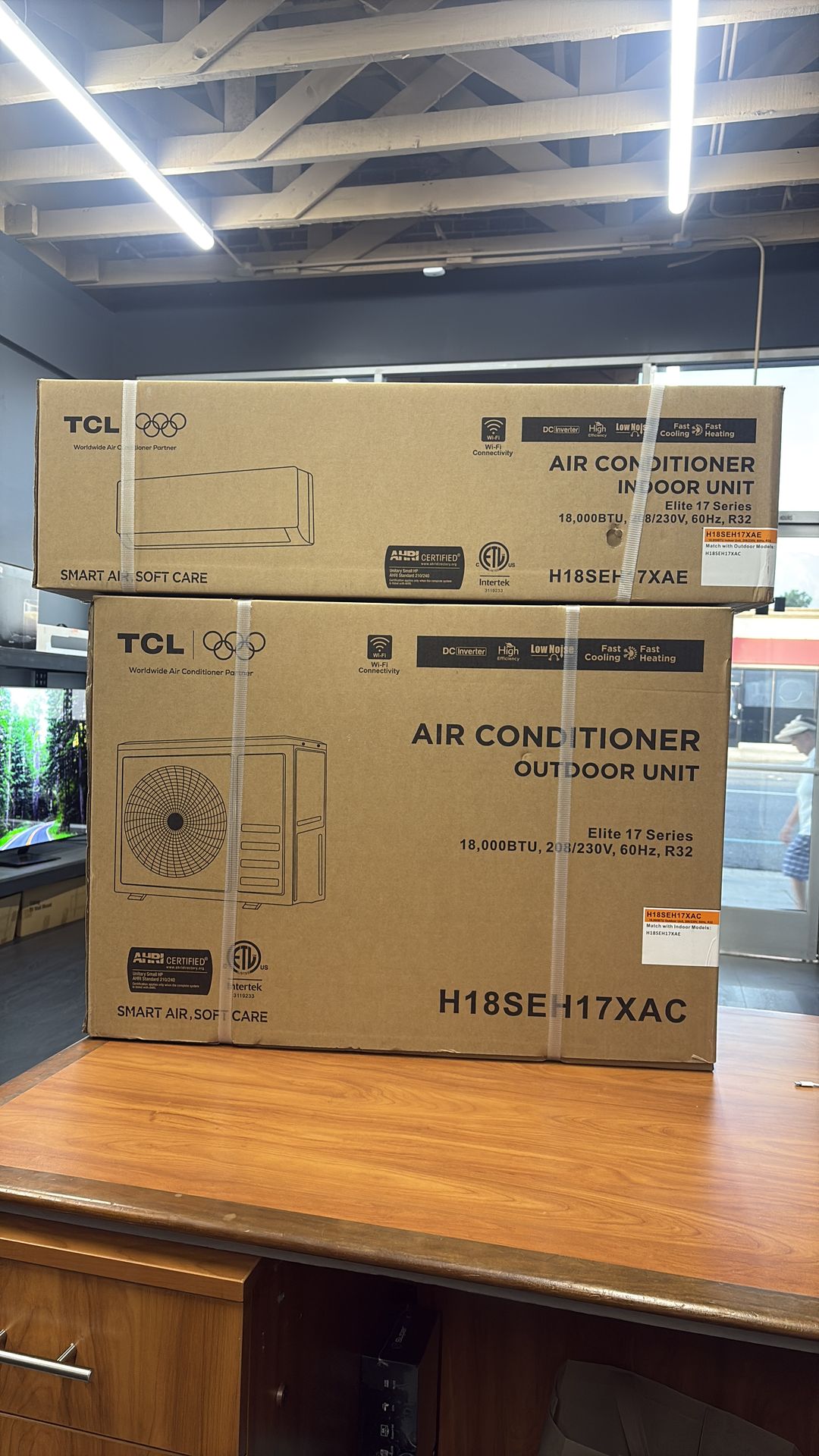 TCL mini split air conditioner 18K btu WiFi 17 seer 1.5 ton brand new