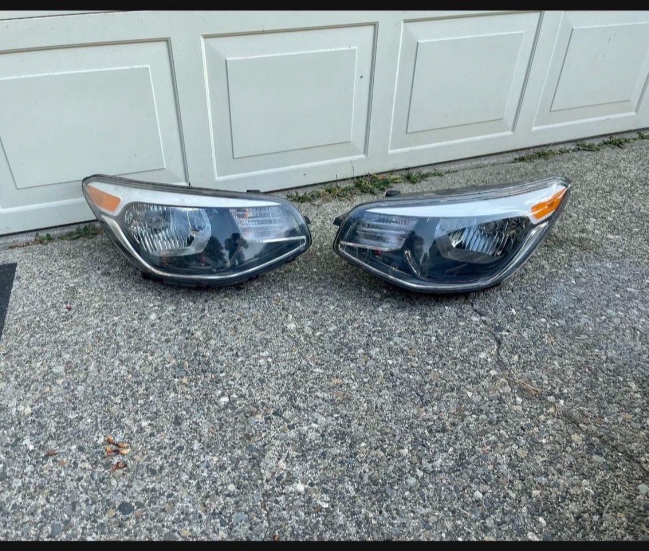 Left Kia Soul headlight