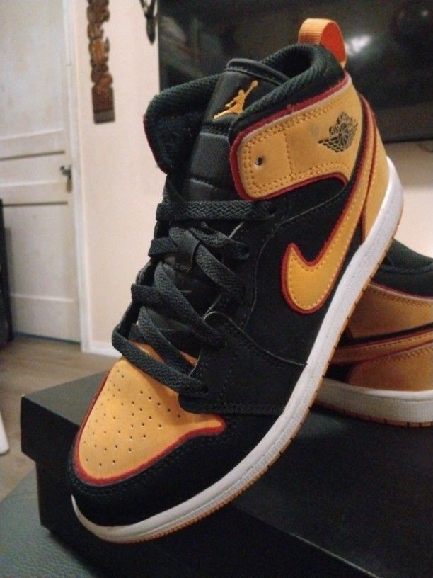 Little Kid's 3Y Jordan 1 Mid SE "Black Vivid Orange" (FJ4925 008) Size 3* *$ Make an Offer✅