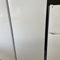 21 Cu Upright Freezer In White