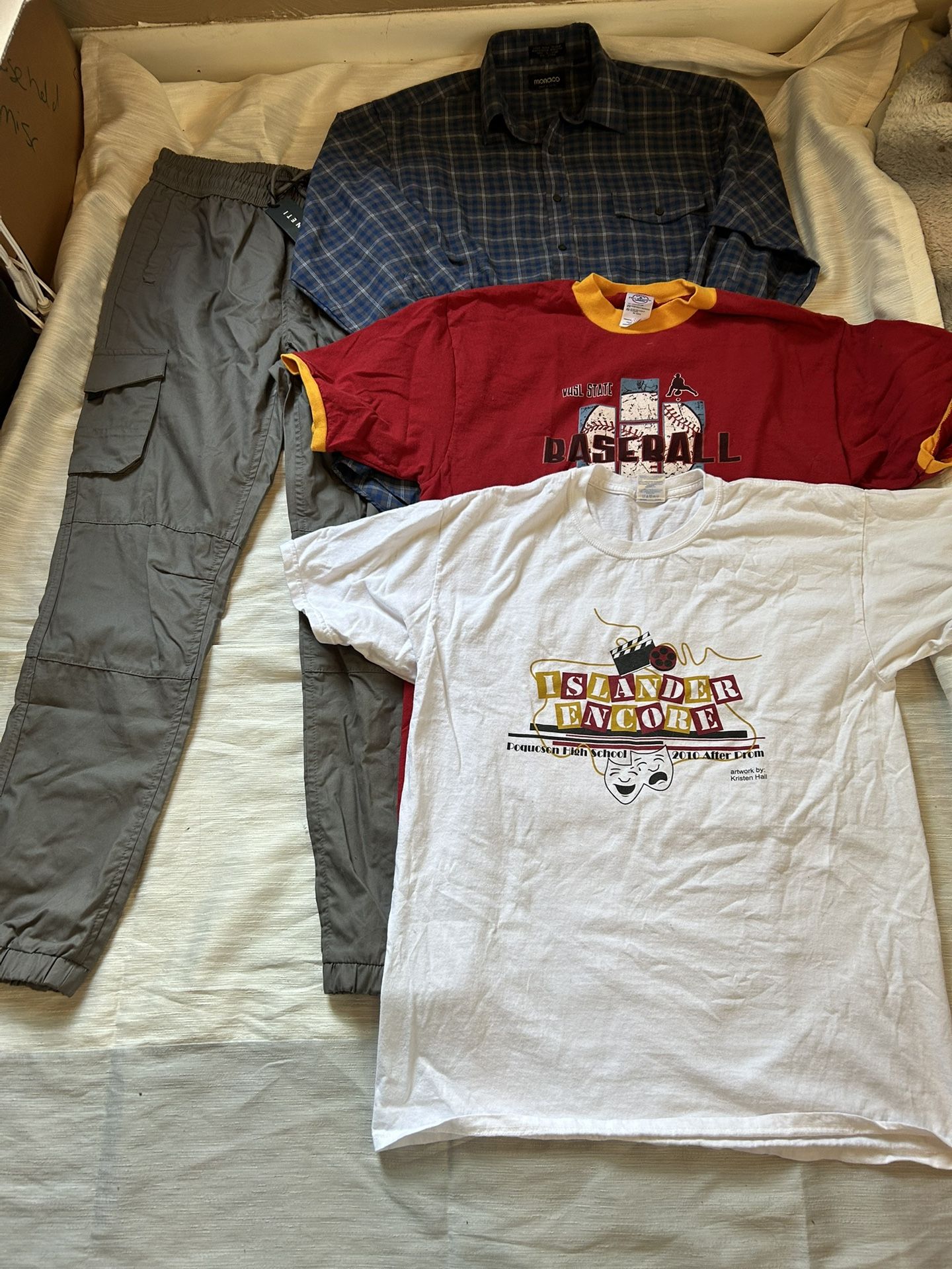 Men’s Size Large Mixed 4pc Clothing Lot Joggers Button Down Tees To include: Sonneti cargo joggers NWT Monaco button down l/s shirt Gildan graphic