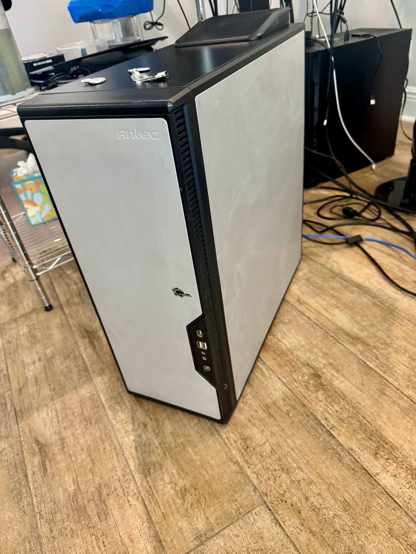 Windows 10 Desktop Computer Intel Core 2 6600 @ 2.40Ghz 8GB Solid state drive and more. Read description