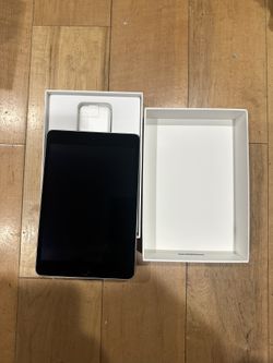 iPad Mini 4 128g Mint Condition With Box And Charger 